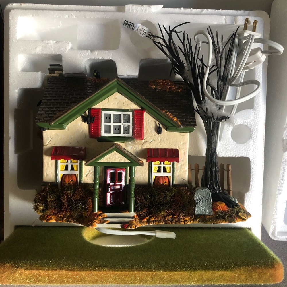SNOW VILLAGE COLLECTION. Halloween Haunting House